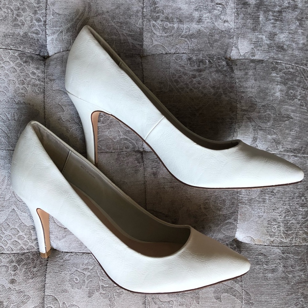 Le Chateau White Vegan Leather Heel Size 6